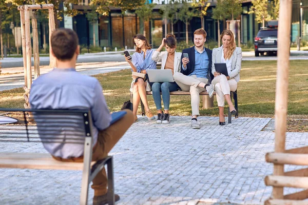 Företagargrupp Som Har Tillfälliga Möten Parken — Stockfoto