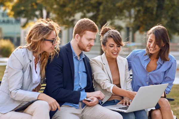 Jeunes Femmes Affaires Hommes Affaires Socialisant Dans Parc — Photo