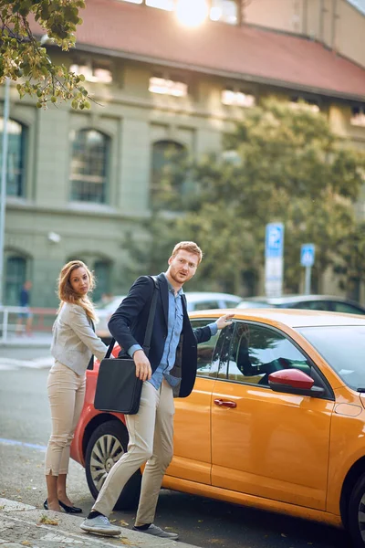 Caucasian Businesspeople Getting Out Cab Street — Stock Photo, Image