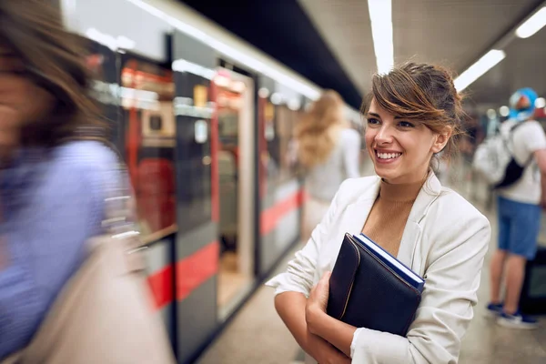 漂亮的年轻女商人排队等候乘坐地铁 城市礼貌行为 — 图库照片