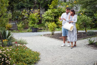 Bir çift Kafkas peyzaj mimarı botanik parkı için gelişme tartışıyor ve planlıyorlar. 