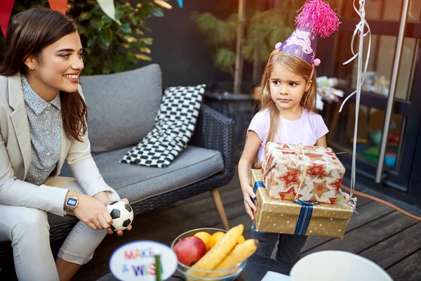 Födelsedag Flicka Med Gåvor Tillsammans Med Mamma Utomhus — Stockfoto