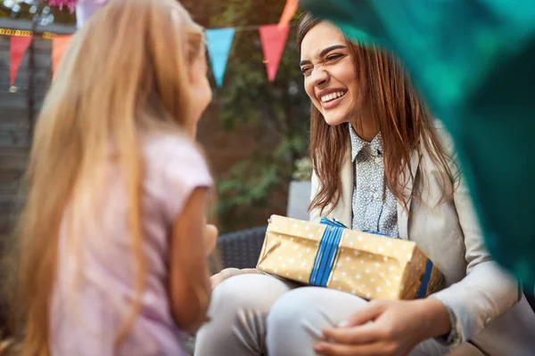 Madre Con Niño Fiesta Cumpleaños Divirtiéndose —  Fotos de Stock