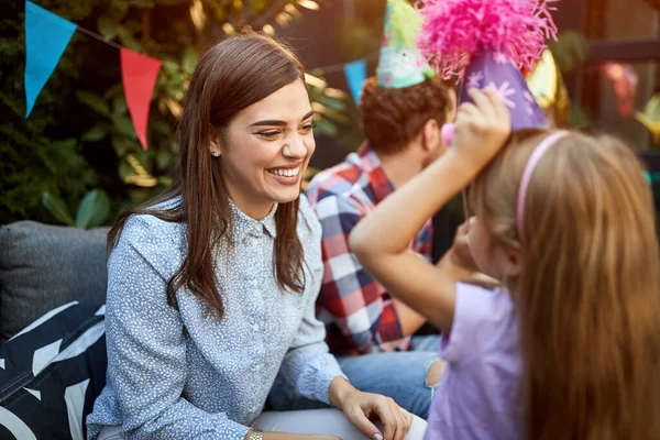 Mãe Feliz Com Dia Menina Juntos Desfrutando — Fotografia de Stock