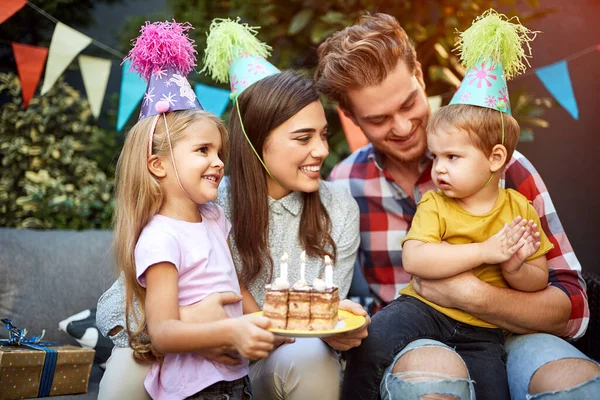 Família Feliz Celebrando Aniversários Sua Filha — Fotografia de Stock