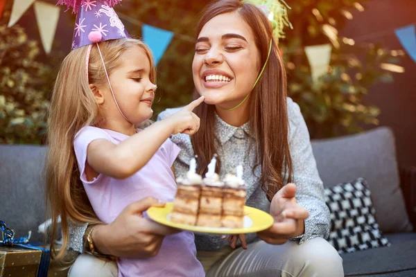 Feliz Mather Com Dia Menina Divertindo Com Dia Bolo — Fotografia de Stock