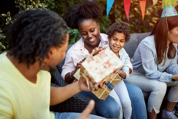 Pai Dando Presente Nascimento Para Sua Filha — Fotografia de Stock