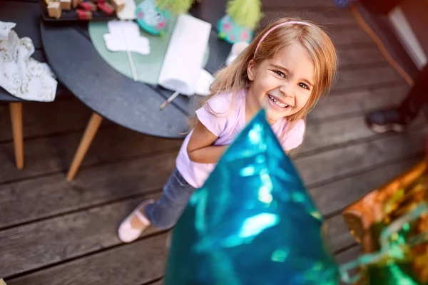 Visão Superior Menina Sorridente Bonito Fora — Fotografia de Stock