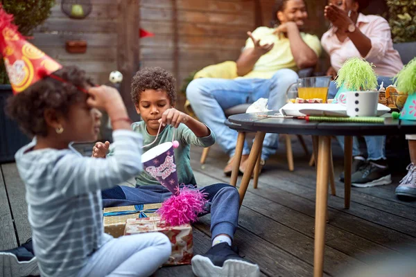 Hombres Mujeres Que Divierten Fiestas Cumpleaños Casa — Foto de Stock