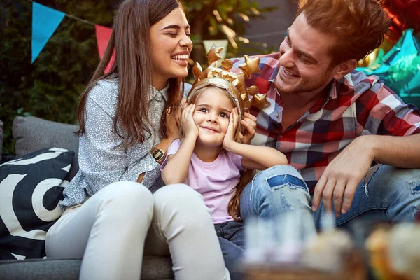 Les Parents Joyeux Day Fille Avec Couronne Sur Ensemble — Photo