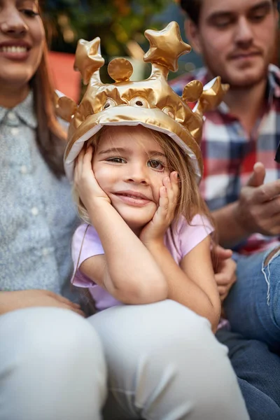 Menina Birthaday Bonito Com Coroa Comemorando Aniversário Família — Fotografia de Stock