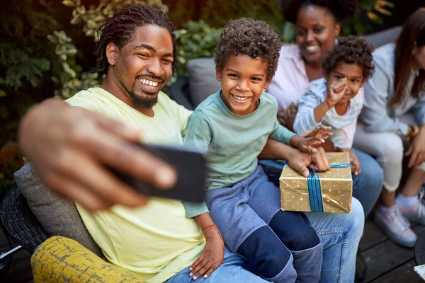 Pai Fazendo Selfie Com Família Quarentena — Fotografia de Stock