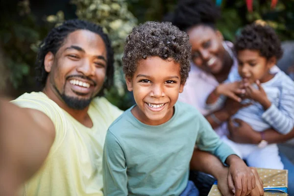 Happy Day Jongen Genieten Met Familie Outdoor — Stockfoto