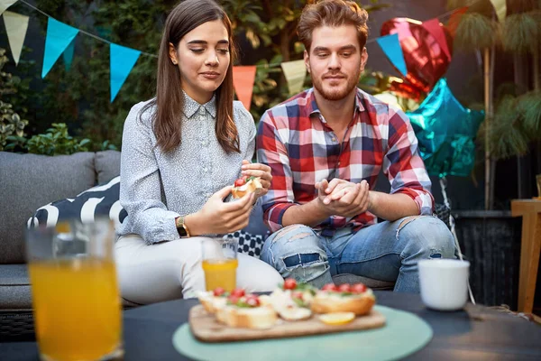 Joven Hombre Mujer Comiendo Sándwiches Aire Libre —  Fotos de Stock