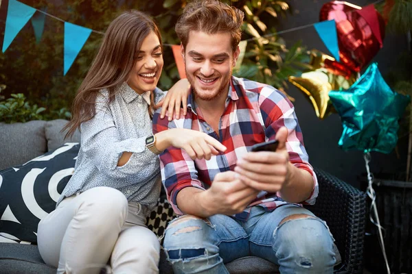 Mann Und Frau Gucken Gemeinsam Selfie Auf Handy — Stockfoto