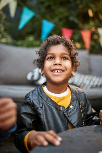 かわいいですアフリカの女の子お祝いの誕生日で隔離 — ストック写真