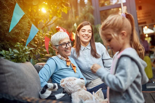 Weibliches Kind Mit Mutti Und Oma Die Day Geschenk Beobachten — Stockfoto