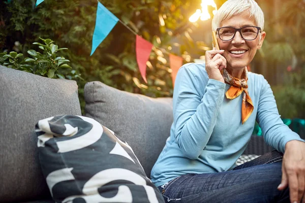 Äldre Kvinna Pratar Med Mobiltelefon Utomhus — Stockfoto