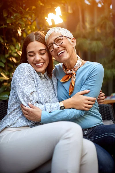 Giovane Donna Con Madre Seduta Abbracciata — Foto Stock