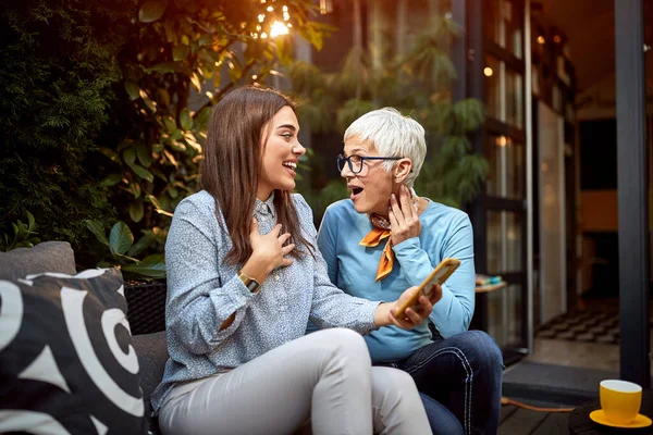 Jovem Mulher Com Mãe Conversando — Fotografia de Stock