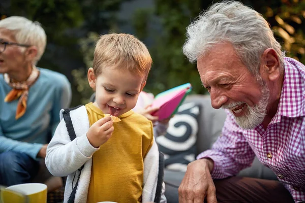 Söt Liten Pojke Med Morfar Enjoyng Utomhus — Stockfoto