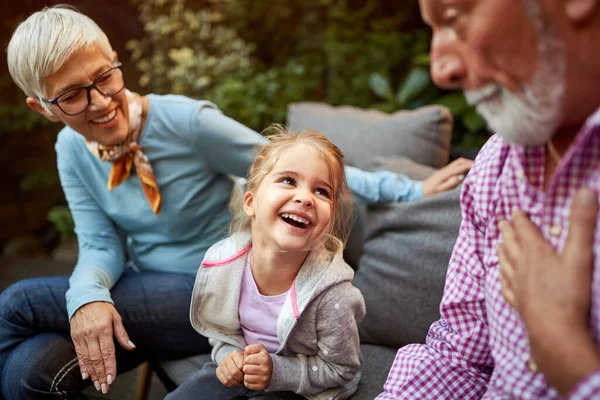 Vidám Női Gyermek Szórakozik Nagyszülőkkel — Stock Fotó