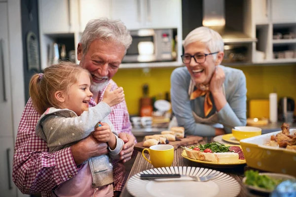 Niño Feliz Con Gradparents Divertirse Cocina —  Fotos de Stock