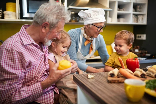 Niños Con Abuelos Divirtiéndose Cocina — Foto de Stock