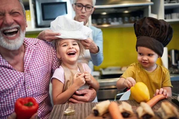 Crianças Com Chapéu Chef Cabeça Divertindo Com Avós — Fotografia de Stock