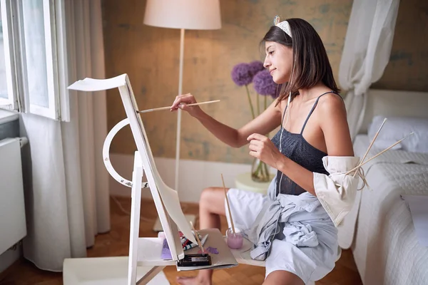 Junge Sexy Künstlerin Entspannt Sich Beim Malen Ihrem Schlafzimmer — Stockfoto