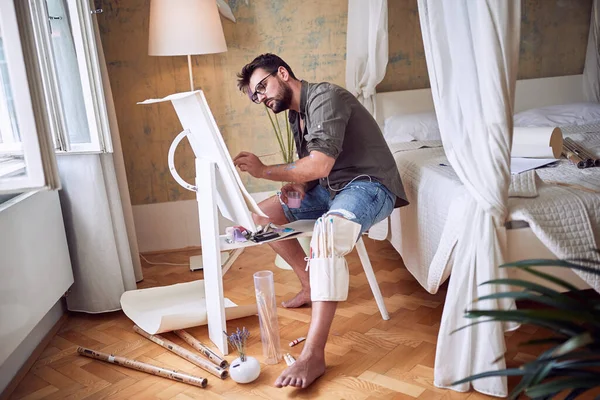 Junge Hübsche Männliche Maler Von Inspiration Einem Schlafzimmer Getroffen — Stockfoto