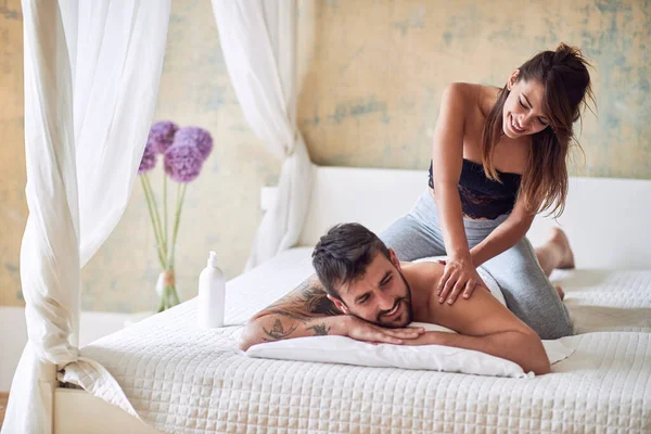 Genç Seksi Kız Erkek Arkadaşına Rahat Bir Yatak Odasında Masaj — Stok fotoğraf