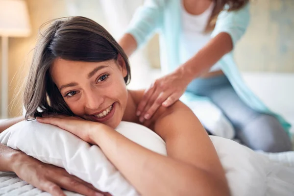 Junge Lesbische Paare Bei Einer Massage Entspannter Atmosphäre — Stockfoto