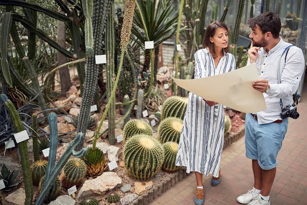 Young Caucasian Female Biologist Explaining Map Male Tourist Botanical Garden — Stock Photo, Image