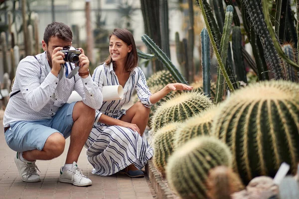 Jong Kaukasisch Mannetje Het Nemen Van Een Foto Van Cactus — Stockfoto