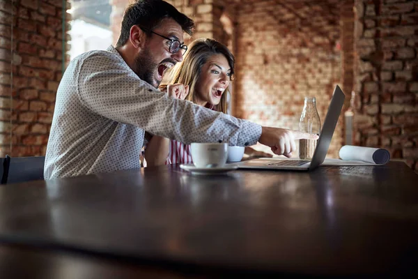 Young Caucasian Couple Delighted Content Laptop — Stock Photo, Image