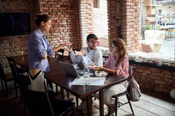 Een Jong Stel Een Café Ruziënd Met Een Serveerster Probleem — Stockfoto