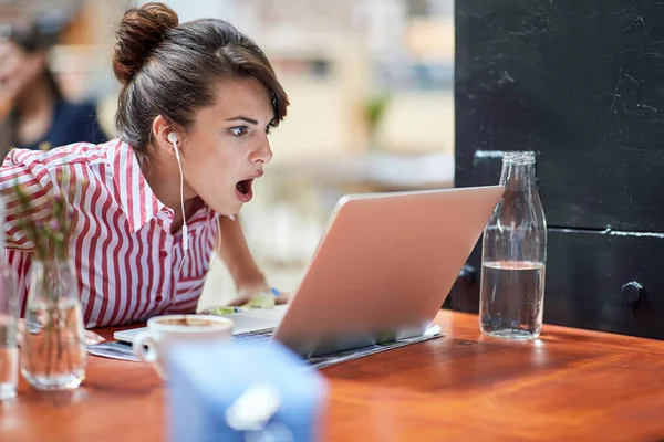 Verbaasd Jonge Vrouw Kijken Naar Inhoud Haar Laptop Met Een — Stockfoto