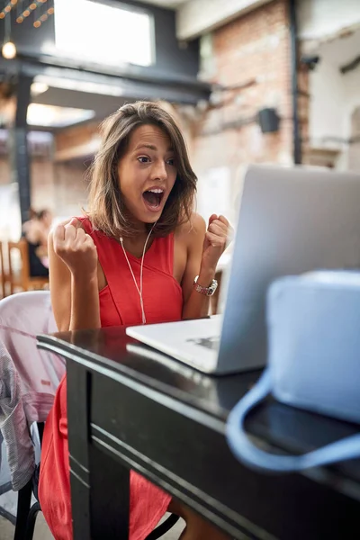 Felice Giovane Femmina Guardando Contenuti Sul Suo Computer Portatile Con — Foto Stock