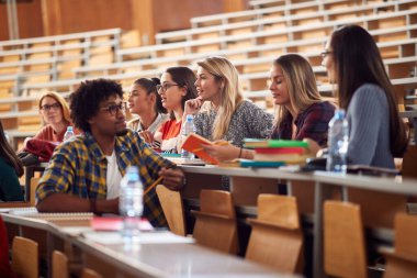 Genç öğrenciler amfitiyatroda konferansa odaklanıyor