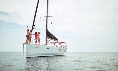 Mutlu insanlar yaz tatillerinde yatta seyahat eder ve denize atlarlar..