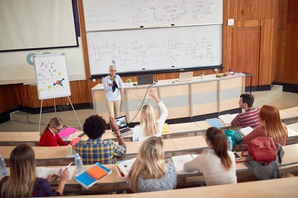 Studenci Wykładzie Amfiteatrze Odpowiadając Pytanie Profesora — Zdjęcie stockowe