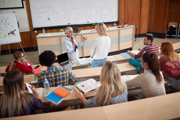 Profesor Explicando Conferencia Los Estudiantes Anfiteatro — Foto de Stock