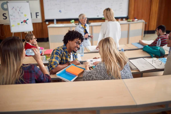 Estudantes Discutindo Enquanto Têm Palestra Anfiteatro — Fotografia de Stock