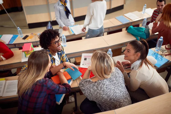 Studenti Che Ridono Mentre Fanno Lezione Nell Anfiteatro — Foto Stock