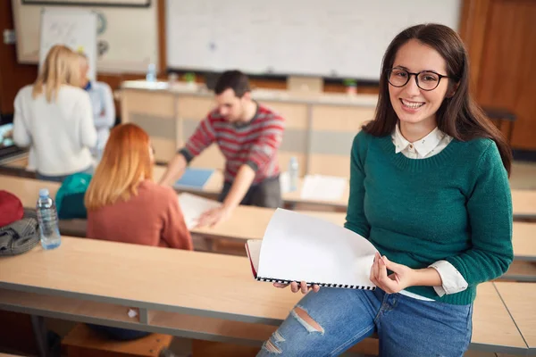 Glückliche Studentin Lächelt Bei Vorlesung Amphitheater — Stockfoto