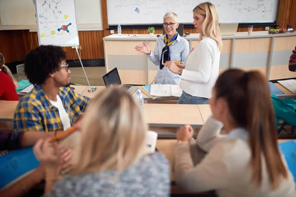 Professoressa Anziana Che Interroga Una Studentessa Nell Anfiteatro — Foto Stock