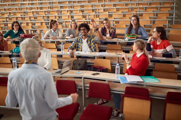 Idős Professzor Válaszol Diák Kérdéseire Amfiteátrumban — Stock Fotó