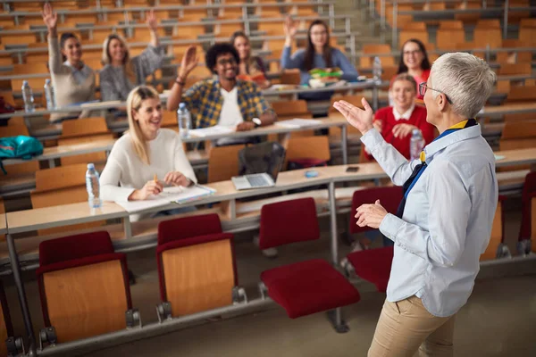 Female Elderly Professor Answering Student Questions Amphitheater — Stock Photo, Image