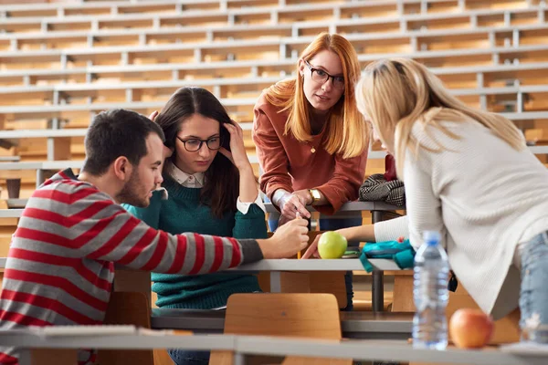 Młodzi Studenci Pierwszego Roku Wymachują Porównują Notatki Amfiteatrze — Zdjęcie stockowe